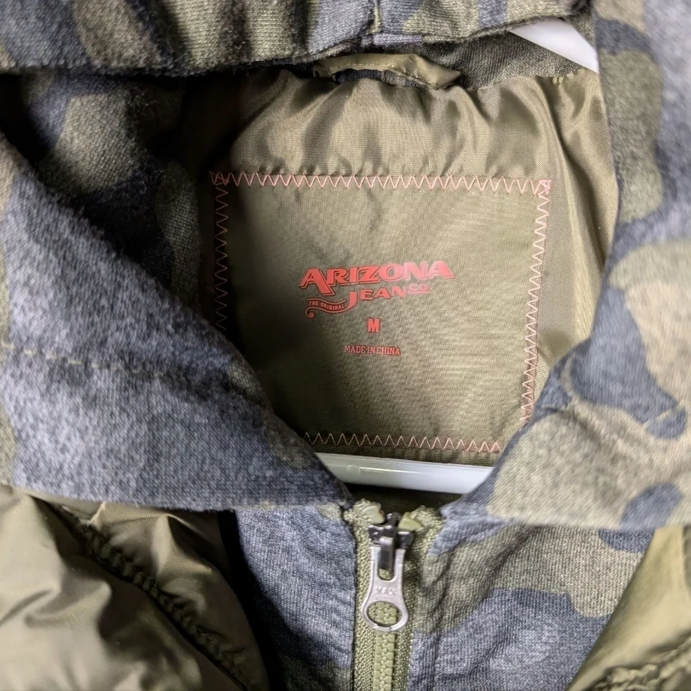 Arizona Jeans Olive Green Camo Hooded Puffy Puffer Vest Zipper Layered Like New